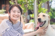 犬と笑顔の女性